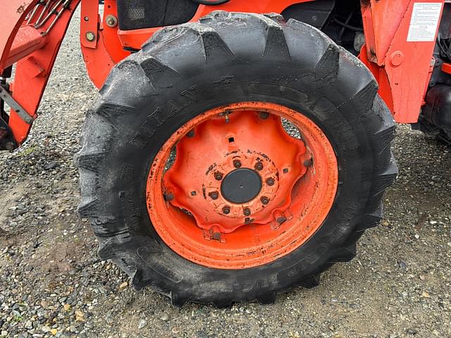 Image of Kubota M9540 equipment image 4