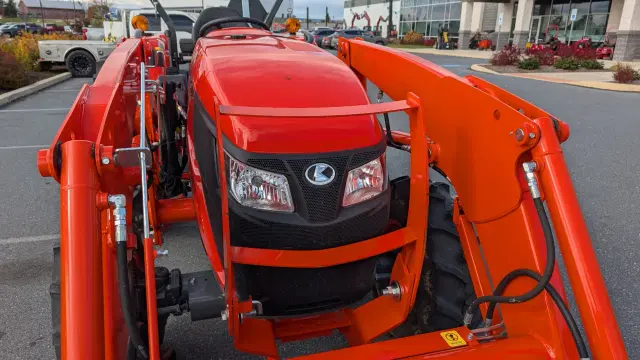 Image of Kubota MX5400DT equipment image 2