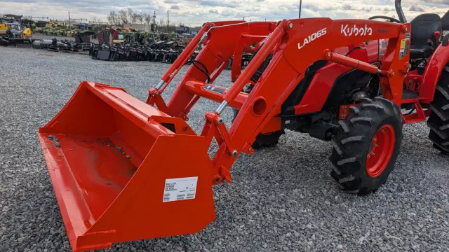 Image of Kubota MX5400DT equipment image 1