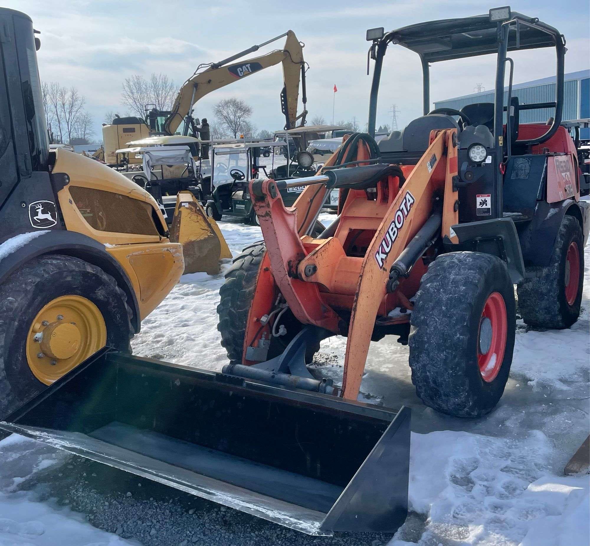 Kubota R530 Equipment Image0
