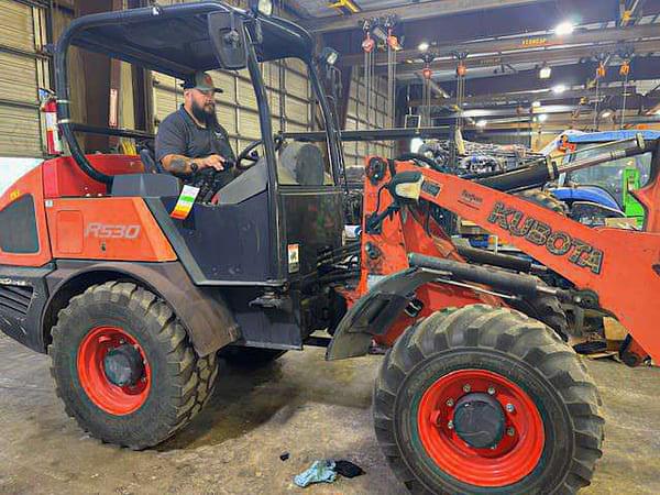 Image of Kubota R530 equipment image 1