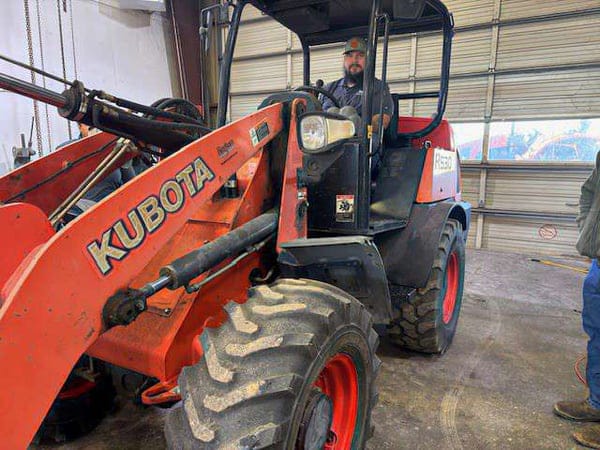 Kubota R530 Equipment Image0
