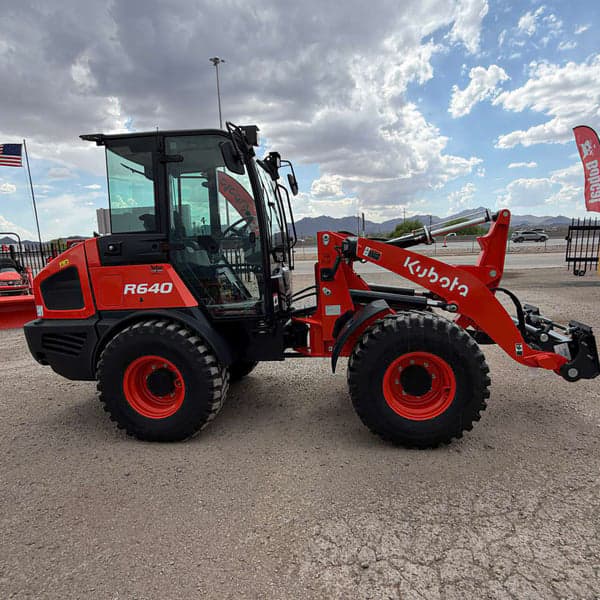 Image of Kubota R640 equipment image 1