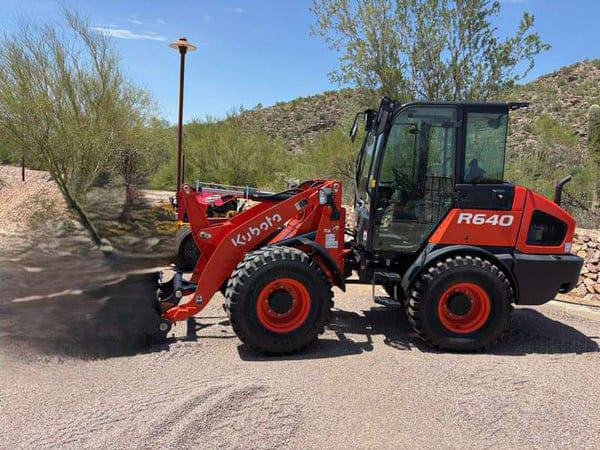 Kubota R640 Equipment Image0