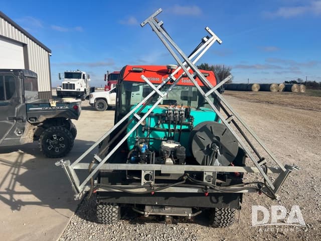 Image of Kubota RTV-X1100C equipment image 2