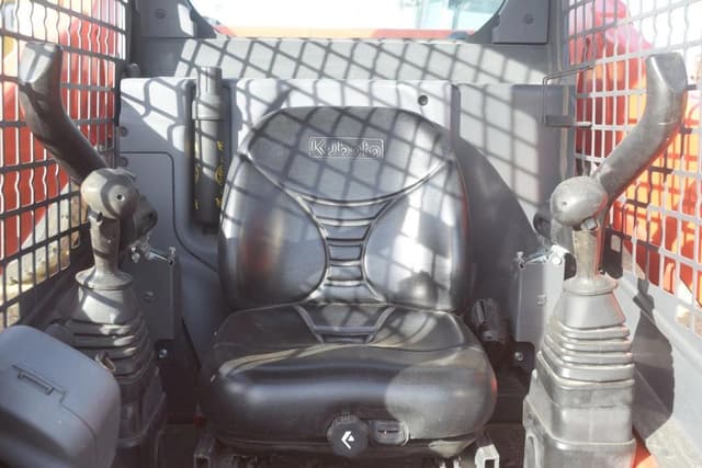 Image of Kubota SSV65 equipment image 4