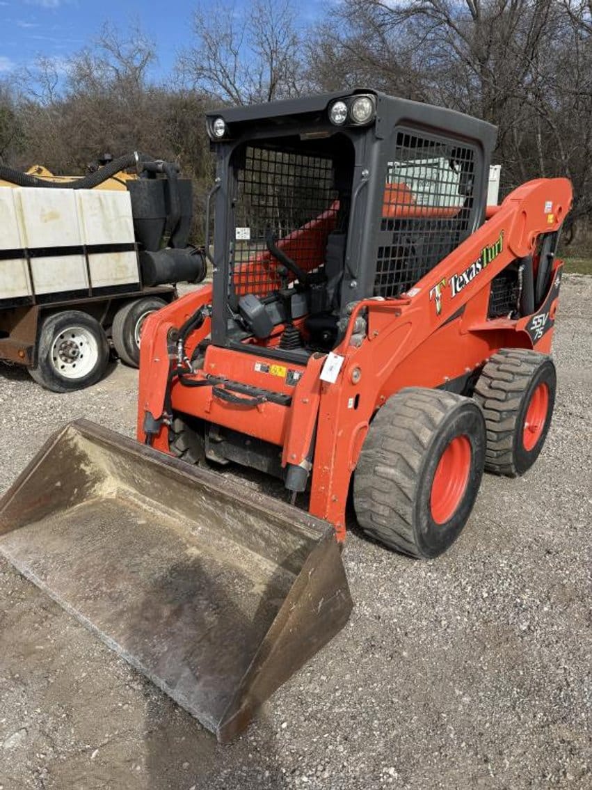 Kubota SSV75 Equipment Image0