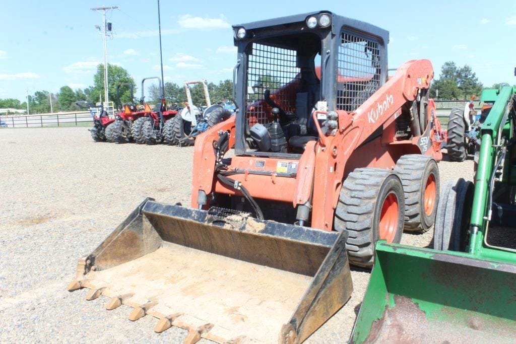 Kubota SSV75 Equipment Image0