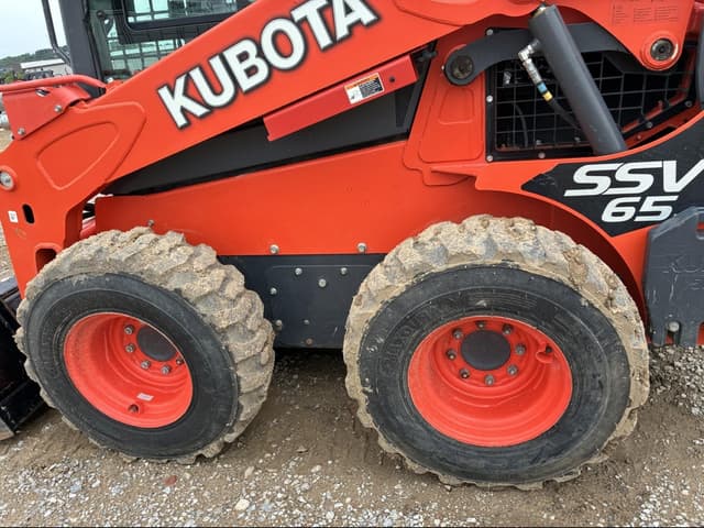 Image of Kubota SSV65 equipment image 4