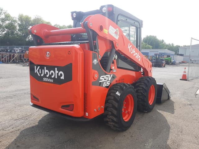 Image of Kubota SSV65 equipment image 3