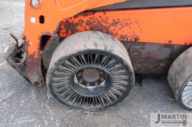 Image of Kubota SSV65 equipment image 4