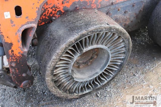 Image of Kubota SSV65 equipment image 4