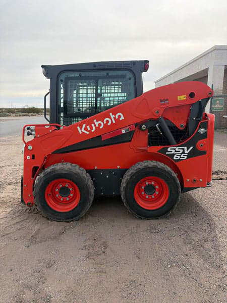 Image of Kubota SSV65 equipment image 4