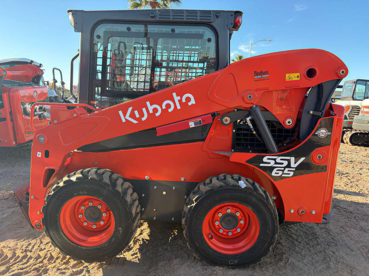 Kubota SSV65 Equipment Image0