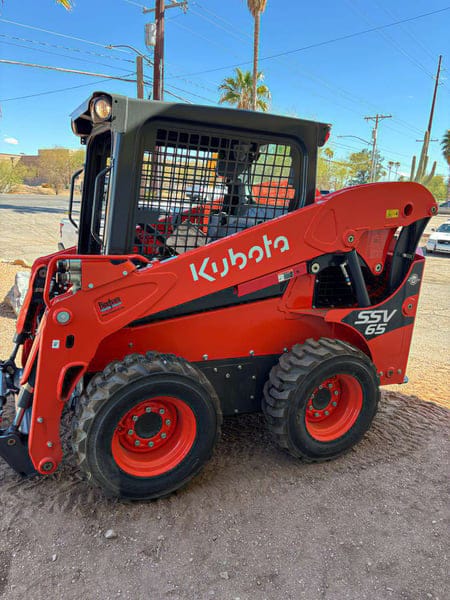 Kubota SSV65 Equipment Image0