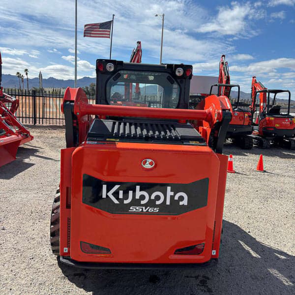 Image of Kubota SSV65 equipment image 3