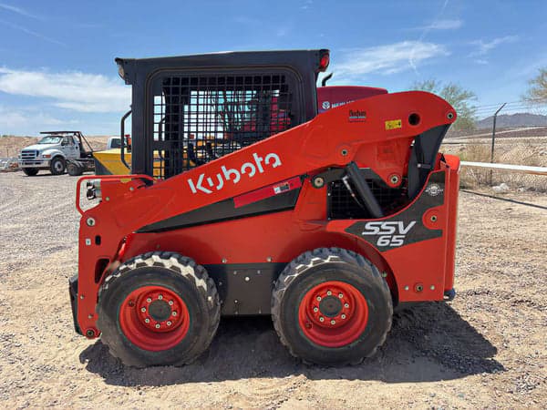 Image of Kubota SSV65 equipment image 4