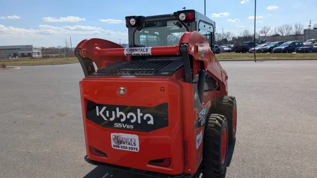 Image of Kubota SSV65HRC equipment image 3