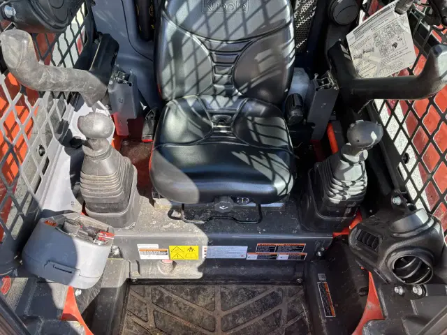 Image of Kubota SSV65PHC equipment image 4