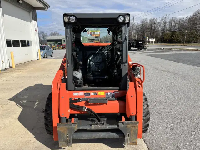 Image of Kubota SSV65PHC equipment image 2