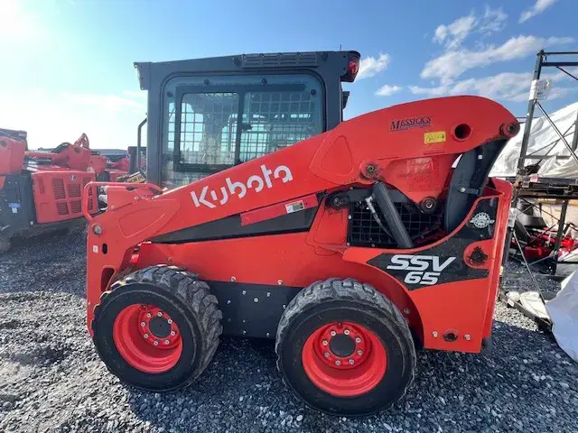 Image of Kubota SSV65PHC equipment image 4