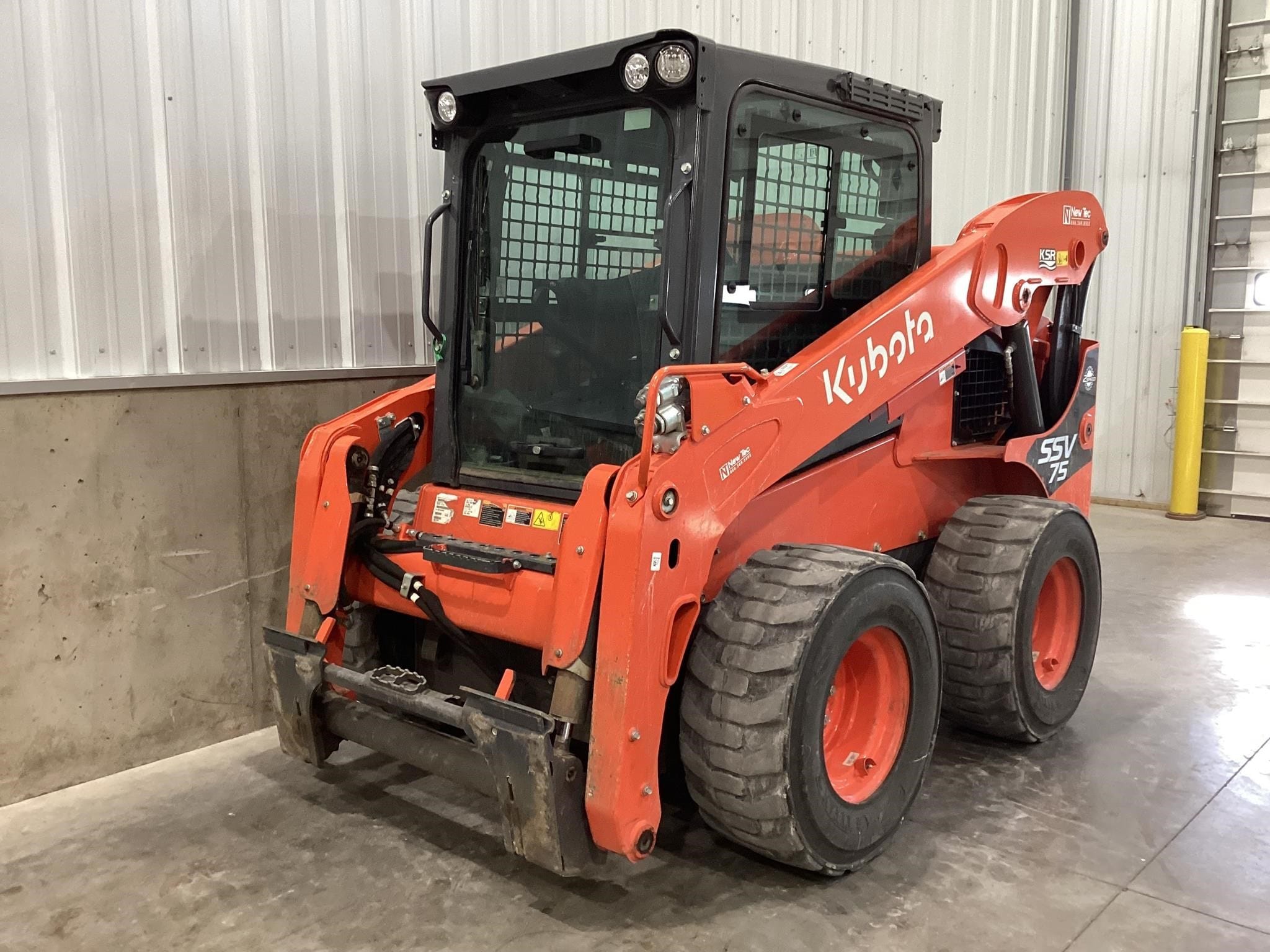 2022 Kubota SSV75 Equipment Image0