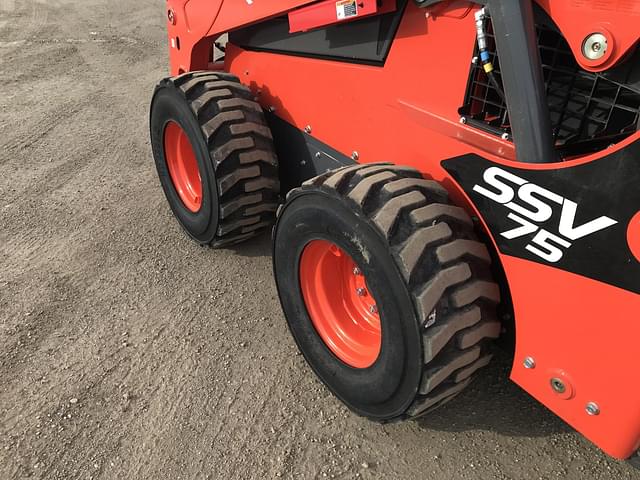 Image of Kubota SSV75 equipment image 4