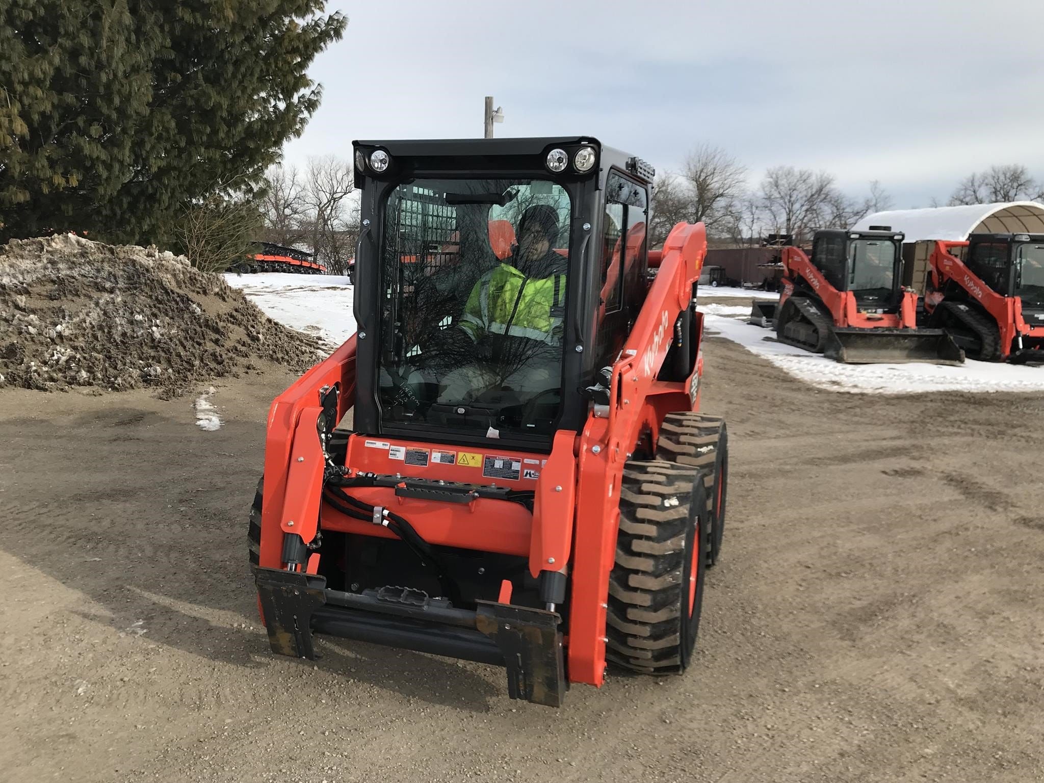 2025 Kubota SSV75 Equipment Image0