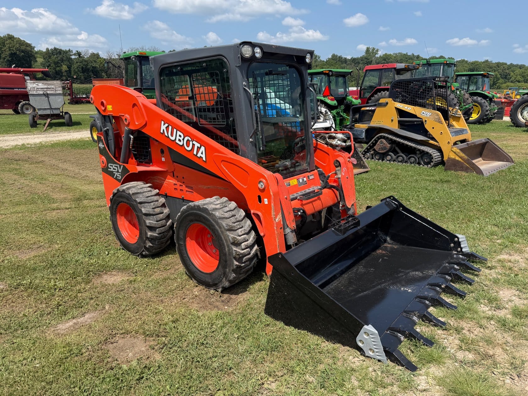 Kubota SSV75 Equipment Image0