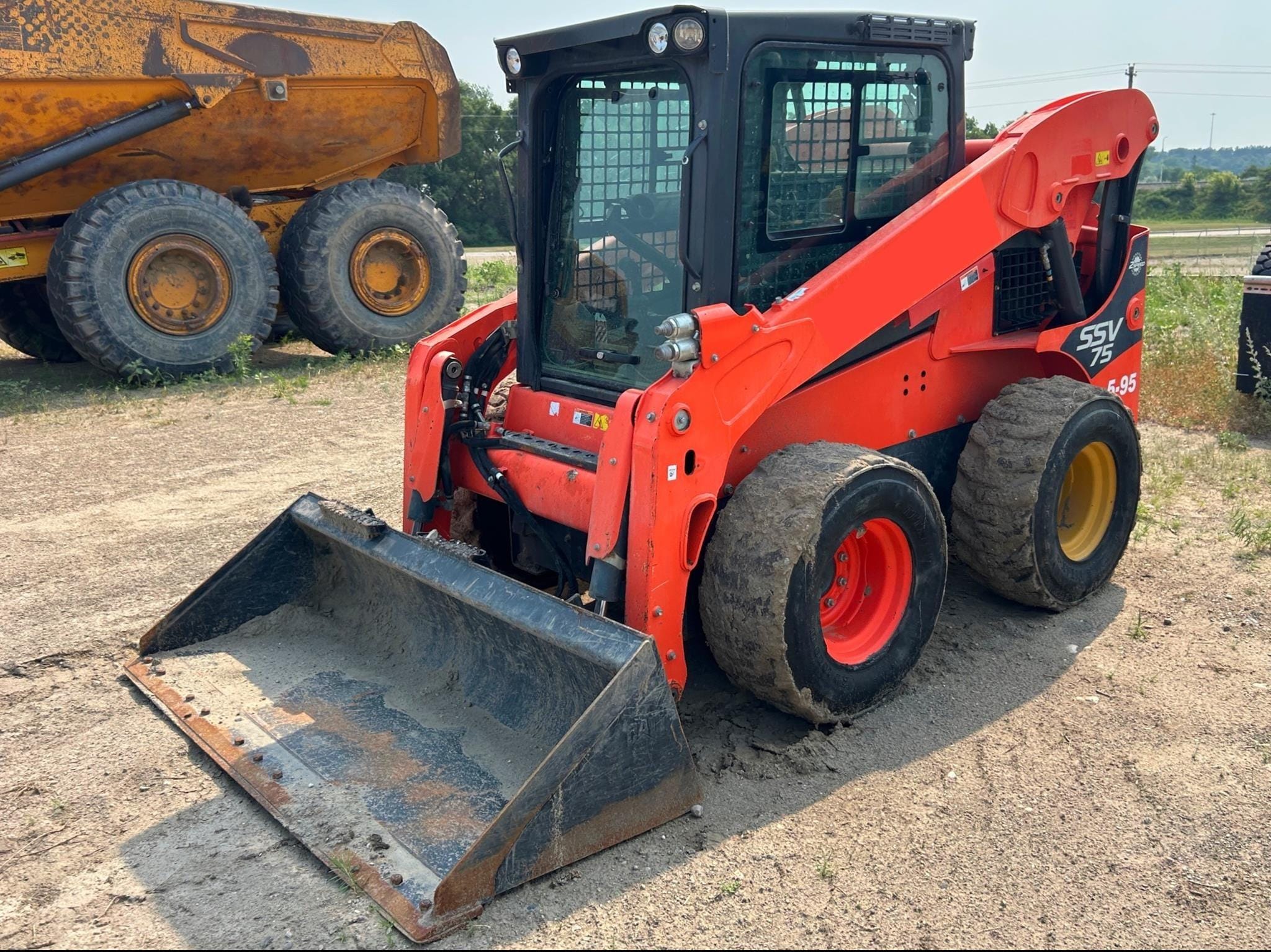 Kubota SSV75 Equipment Image0