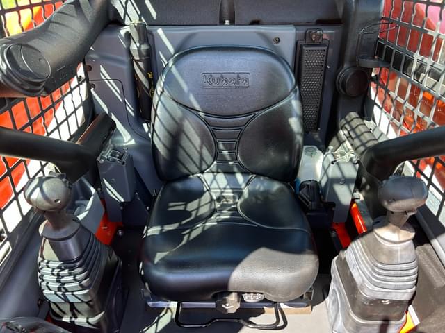 Image of Kubota SSV75 equipment image 4