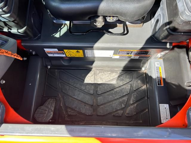 Image of Kubota SSV75 equipment image 3