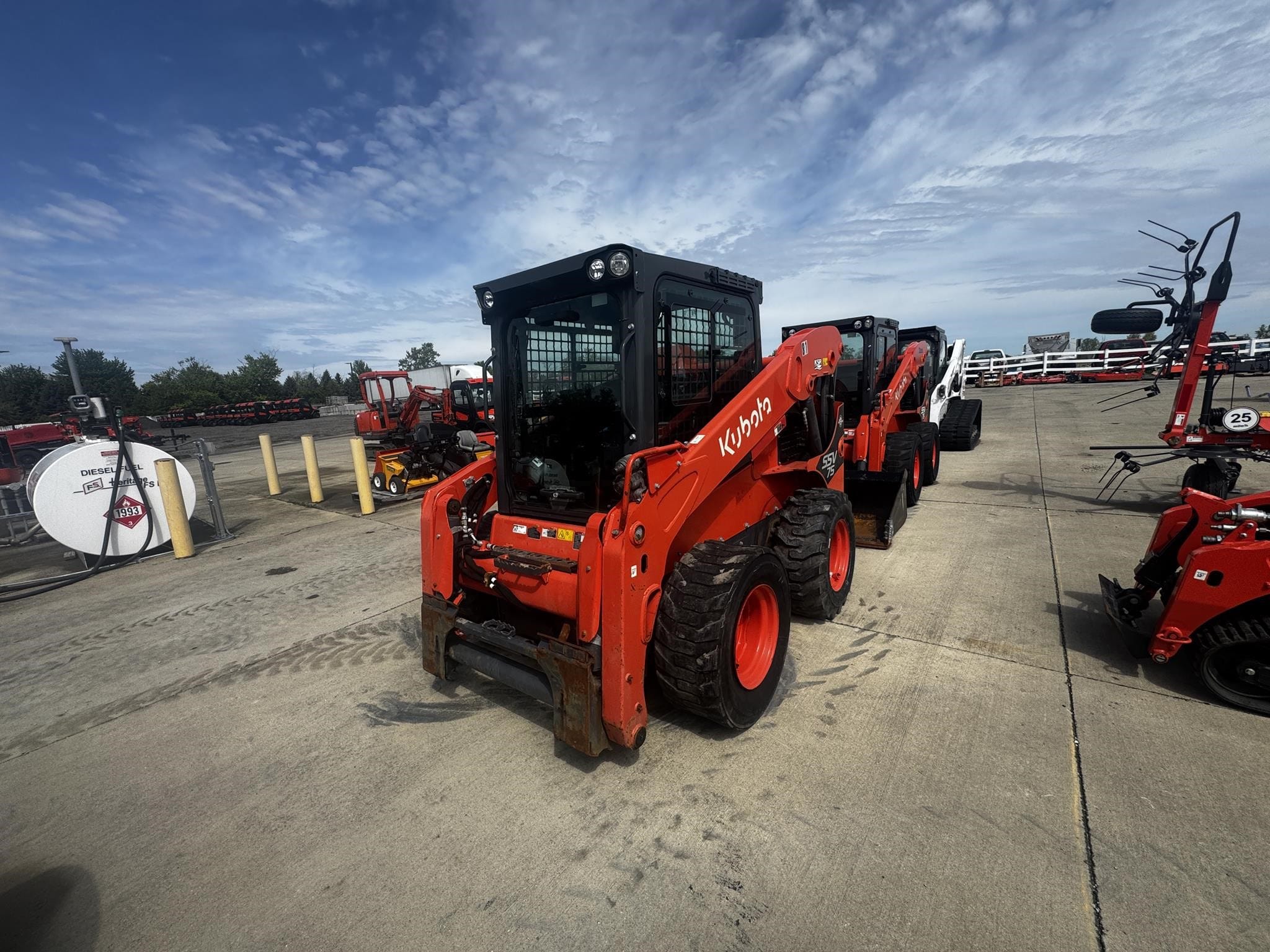 2022 Kubota SSV75 Equipment Image0