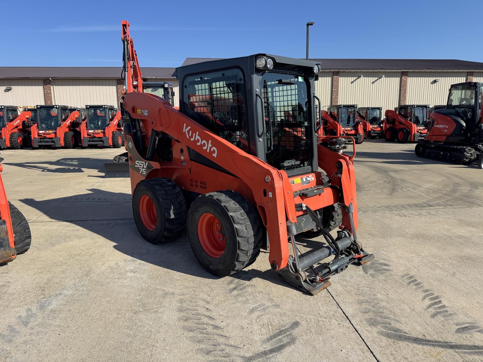 Kubota SSV75 Equipment Image0