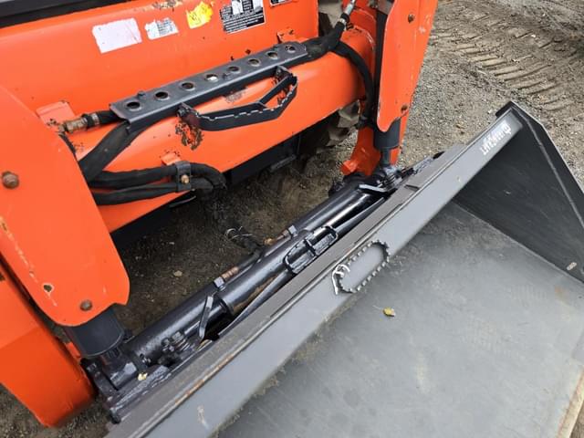 Image of Kubota SSV75 equipment image 4