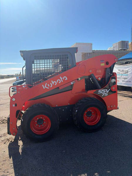Kubota SSV75 Equipment Image0