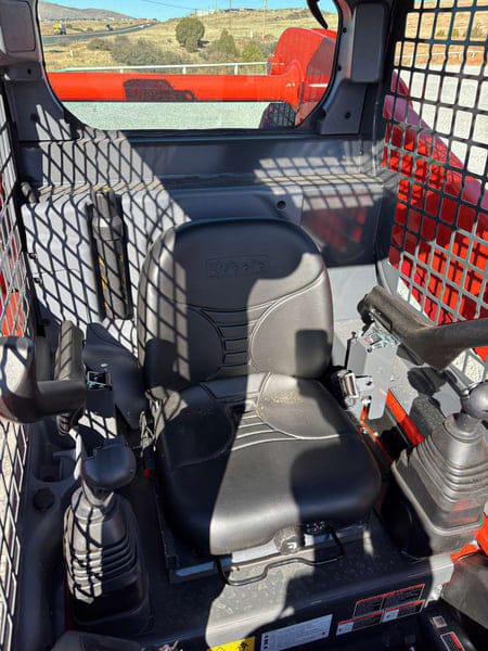 Kubota SSV75 Equipment Image0