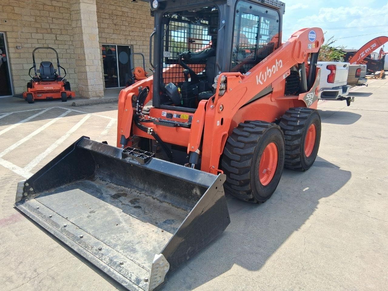 2024 Kubota SSV75 Equipment Image0