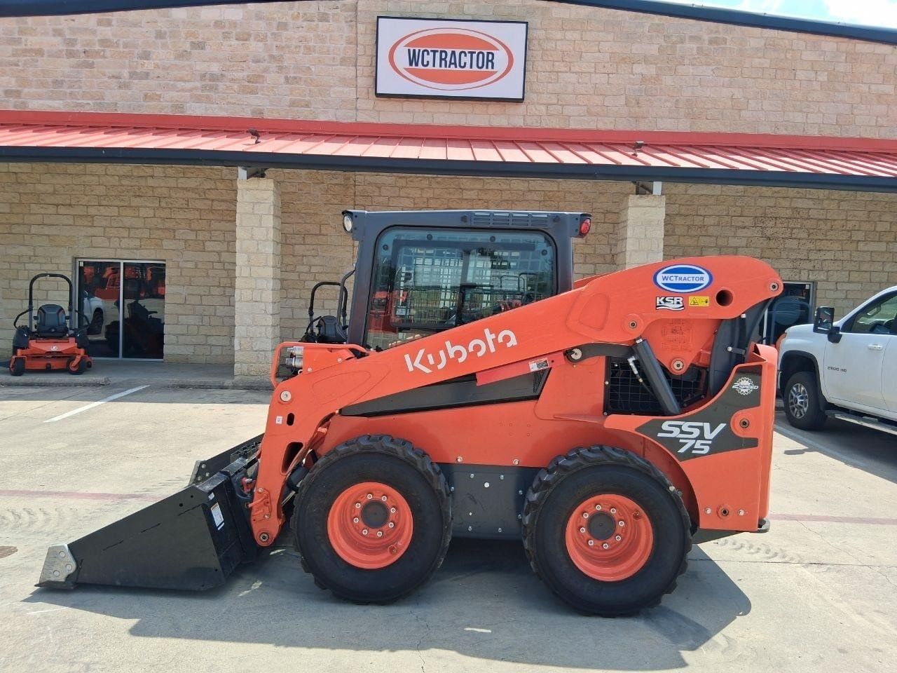 2024 Kubota SSV75 Equipment Image0