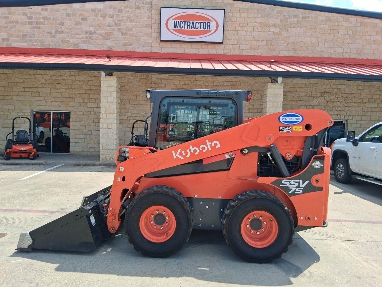 2024 Kubota SSV75 Equipment Image0