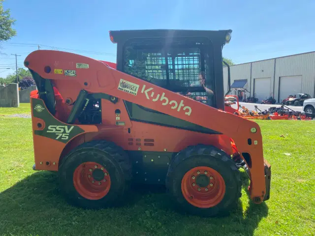 Image of Kubota SSV75 equipment image 2