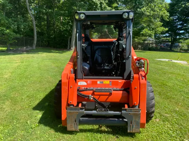 Image of Kubota SSV75 equipment image 1