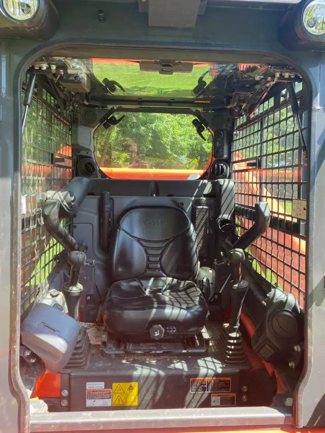 Image of Kubota SSV75 equipment image 4