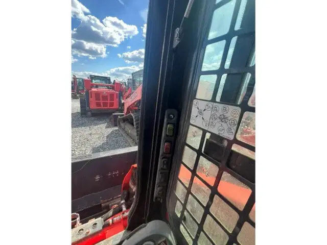 Image of Kubota SSV75PHFRC equipment image 4