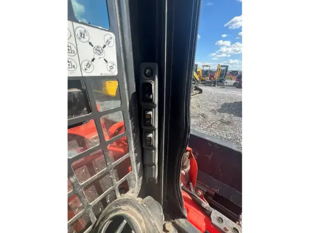 Image of Kubota SSV75PHFRC equipment image 3