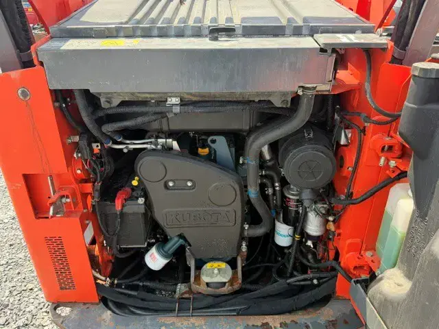 Image of Kubota SSV75PHRC equipment image 4