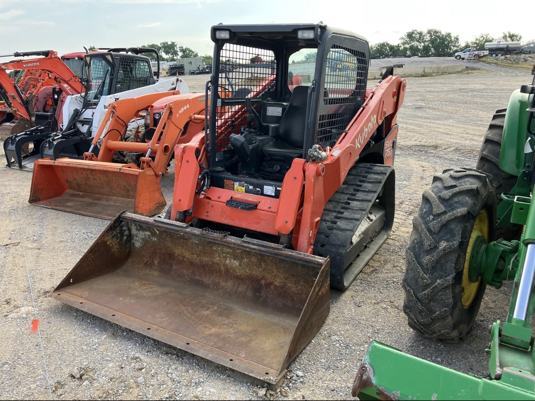 Kubota SVL75-2 Equipment Image0