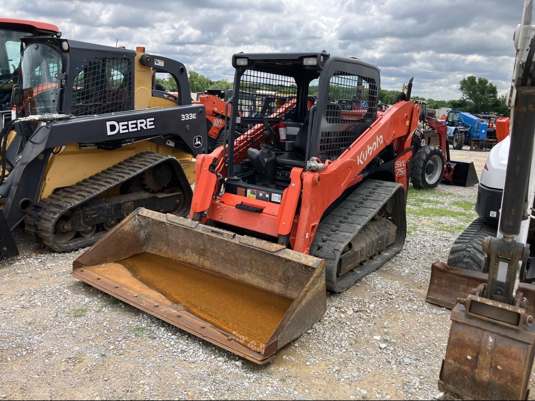 Kubota SVL75-2 Equipment Image0