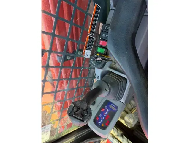 Image of Kubota SVL75-2HFWC equipment image 4