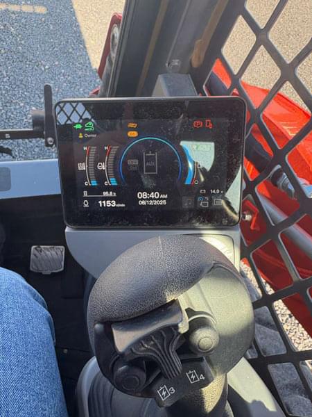 Image of Kubota SVL75-3 equipment image 4